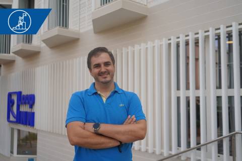 Antonio Jesús Romero en el exterior del Loop INN Cartagena.